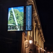 Ferenczy múzeum világító led cégér